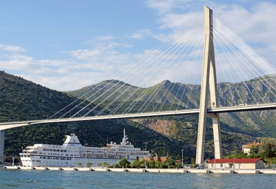 Croatia-01916 - Big Boat and Big Bridge..... (Dennis Jarvis)  [flickr.com]  CC BY-SA 
Infos zur Lizenz unter 'Bildquellennachweis'