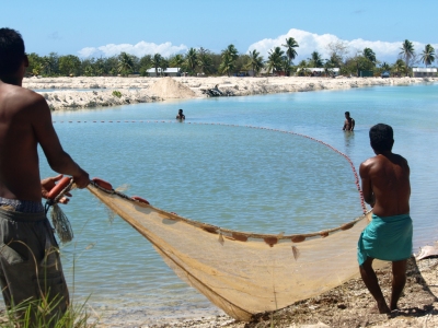 Fishing in Kiribati, 2008. Photo: AusAID (Department of Foreign Affairs and Trade)  [flickr.com]  CC BY 
Infos zur Lizenz unter 'Bildquellennachweis'