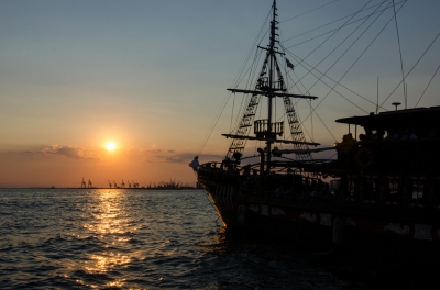 Pirate ship (kishjar?)  [flickr.com]  CC BY 
Infos zur Lizenz unter 'Bildquellennachweis'