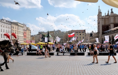 A demonstration in Krakow's main square (Lars Plougmann)  [flickr.com]  CC BY-SA 
Infos zur Lizenz unter 'Bildquellennachweis'