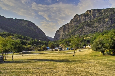 Afurja, near Quba, Azerbaijan (David Davidson)  [flickr.com]  CC BY 
Infos zur Lizenz unter 'Bildquellennachweis'