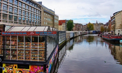 Amsterdam Tourist took pictures in Amsterdam (Mike Bonitz)  [flickr.com]  CC BY-ND 
Infos zur Lizenz unter 'Bildquellennachweis'