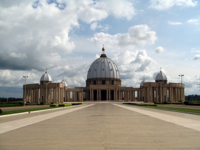 Basilique de notre dame de la paix in Yamoussoukro, Cote d'Ivoire (Felix Krohn)  [flickr.com]  CC BY-SA 
Infos zur Lizenz unter 'Bildquellennachweis'