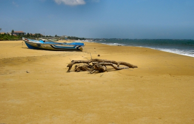 BEACH ,BOAT & FLOTSAM. (Ronald Saunders)  [flickr.com]  CC BY-SA 
Infos zur Lizenz unter 'Bildquellennachweis'