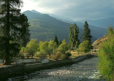 Bhutan-Paro river (Güldem Üstün)  [flickr.com]  CC BY 
Infos zur Lizenz unter 'Bildquellennachweis'