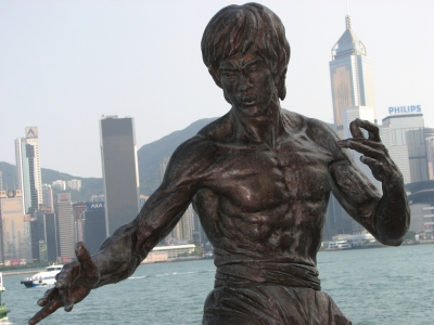 Bruce Lee Statue, Hong Kong (Ian Muttoo)  [flickr.com]  CC BY-SA 
Infos zur Lizenz unter 'Bildquellennachweis'