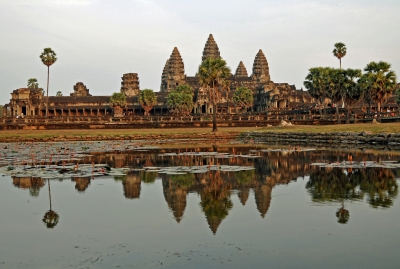 Cambodia-2638 - Mighty Angkor Wat (Dennis Jarvis)  [flickr.com]  CC BY-SA 
Infos zur Lizenz unter 'Bildquellennachweis'