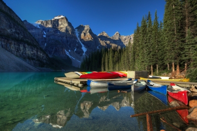 Canoes on Lake Moraine (edwademd)  [flickr.com]  CC BY 
Infos zur Lizenz unter 'Bildquellennachweis'