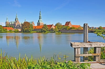 Denmark_0432 - Frederiksborg Castle (Dennis Jarvis)  [flickr.com]  CC BY-SA 
Infos zur Lizenz unter 'Bildquellennachweis'