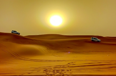 Desert Safari in Abu Dhabi, UAE! (Trip & Travel Blog)  [flickr.com]  CC BY 
Infos zur Lizenz unter 'Bildquellennachweis'