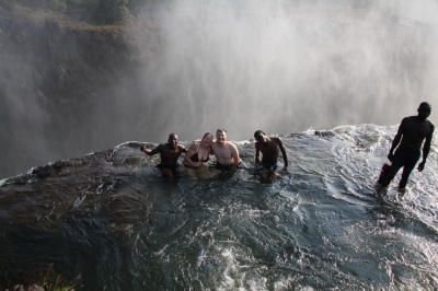 Devils Pool - the top of Vic Falls (SarahDepper)  [flickr.com]  CC BY 
Infos zur Lizenz unter 'Bildquellennachweis'