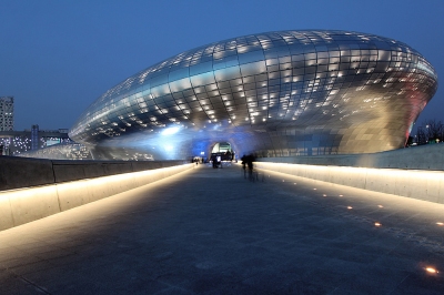 Dongdaemun Design Plaza & Park (Nestor Lacle)  [flickr.com]  CC BY 
Infos zur Lizenz unter 'Bildquellennachweis'