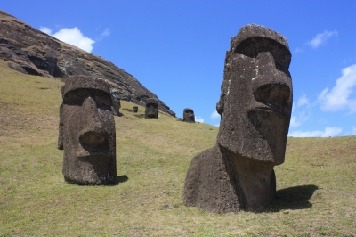 Easter Island, Rano Raraku, moais (Arian Zwegers)  [flickr.com]  CC BY 
Infos zur Lizenz unter 'Bildquellennachweis'
