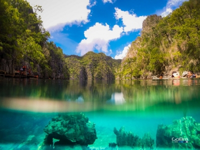 GoPro shot in Kayangan Lake, Coron, Palawan. (Bro. Jeffrey  Pioquinto, SJ)  [flickr.com]  CC BY 
Infos zur Lizenz unter 'Bildquellennachweis'