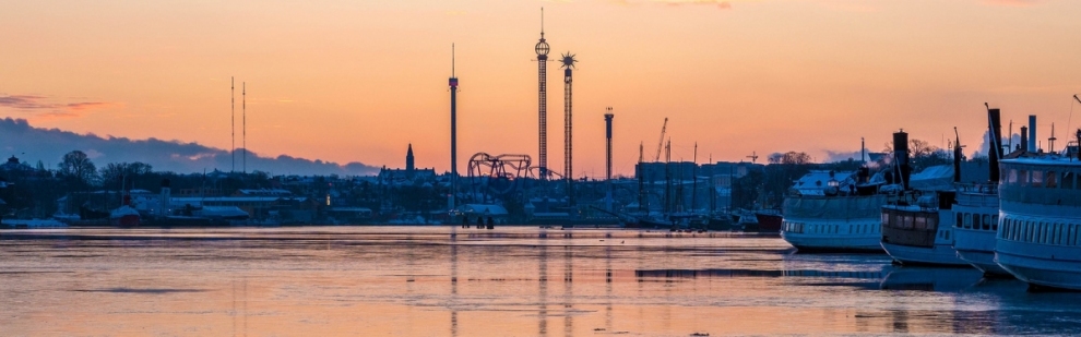 Gröna Lund sunrise, Stockholm Sweden (chas B)  [flickr.com]  CC BY 
Infos zur Lizenz unter 'Bildquellennachweis'