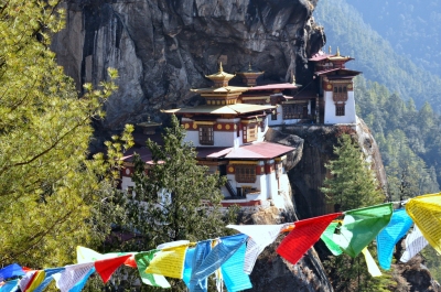 Guru Rinpoche's Taktsang Monastery with prayer flags, Bhutan (Wonderlane)  [flickr.com]  CC BY 
Infos zur Lizenz unter 'Bildquellennachweis'