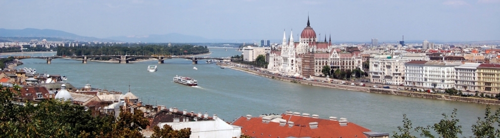 Hungarian Parliament Building, Pest riverside and the Danube, Budapest, from Buda Castle (Henning Klokkeråsen)  [flickr.com]  CC BY 
Infos zur Lizenz unter 'Bildquellennachweis'