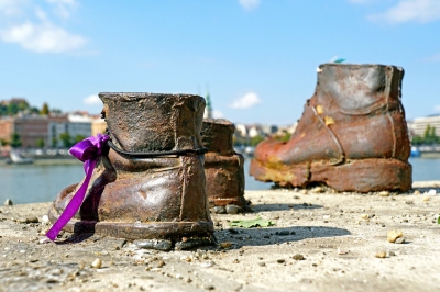 Hungary-02408 - Shoes on the Danube (Dennis Jarvis)  [flickr.com]  CC BY-SA 
Infos zur Lizenz unter 'Bildquellennachweis'