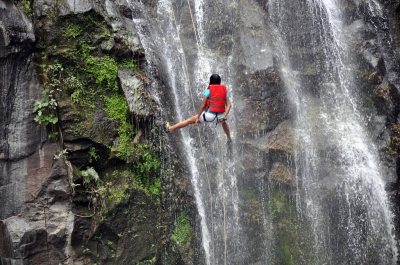 i'm a rappel junkie (Scarleth Marie)  [flickr.com]  CC BY 
Infos zur Lizenz unter 'Bildquellennachweis'