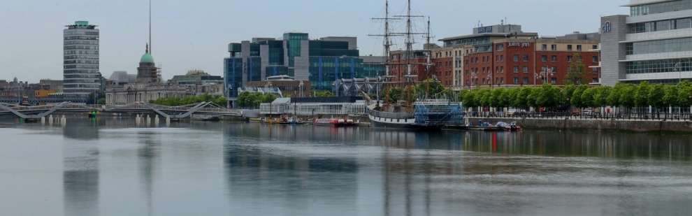 Jeanie Johnston Tall Ship, Custom House Quay, North Dock, Dublin (507167) (Robert Linsdell)  [flickr.com]  CC BY 
Infos zur Lizenz unter 'Bildquellennachweis'