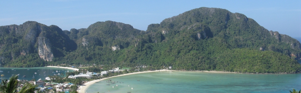 Koh Phi Phi viewpoint (Caitriana Nicholson)  [flickr.com]  CC BY-SA 
Infos zur Lizenz unter 'Bildquellennachweis'