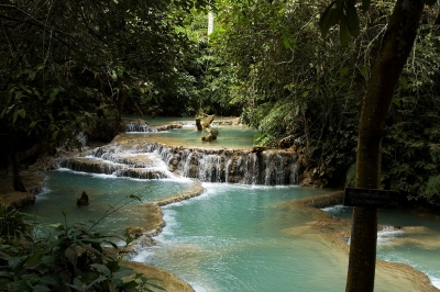 Kuang si waterfall (Raini Svensson)  [flickr.com]  CC BY 
Infos zur Lizenz unter 'Bildquellennachweis'