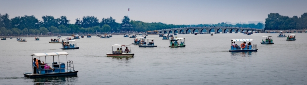 Kunming Lake and Seventeen-Arch Bridge, Summer Palace (Thomas  Bächinger)  [flickr.com]  CC BY-SA 
Infos zur Lizenz unter 'Bildquellennachweis'