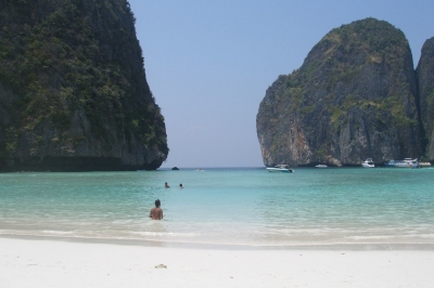 Maya Bay (2007-03-058) (Vyacheslav Argenberg)  [flickr.com]  CC BY 
Infos zur Lizenz unter 'Bildquellennachweis'