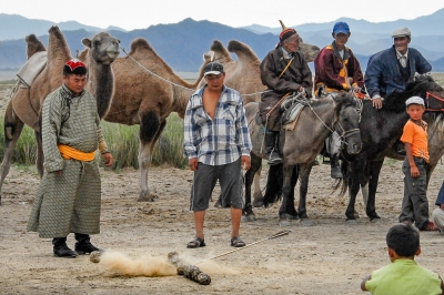 Mongolia Archery - hitting the target (Bernd Thaller)  [flickr.com]  CC BY 
Infos zur Lizenz unter 'Bildquellennachweis'