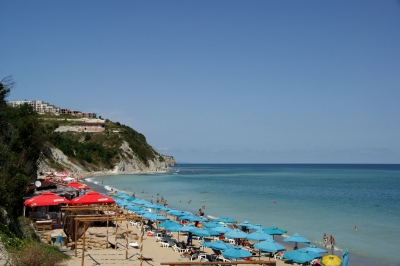 Narrow beach and cliffs (AP4H7101 1PP) (Alexandru Panoiu)  [flickr.com]  CC BY 
Infos zur Lizenz unter 'Bildquellennachweis'