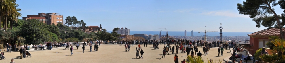 Pano of Park Guell - the plaza (Serge Melki)  [flickr.com]  CC BY 
Infos zur Lizenz unter 'Bildquellennachweis'