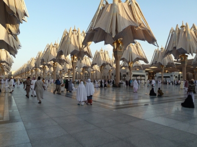Parvis du Haram Ennabaoui (grande mosquée de Médine) (Citizen59)  [flickr.com]  CC BY-SA 
Infos zur Lizenz unter 'Bildquellennachweis'