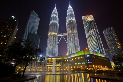 Petronas Towers at Night 2 (Colin Capelle)  [flickr.com]  CC BY 
Infos zur Lizenz unter 'Bildquellennachweis'