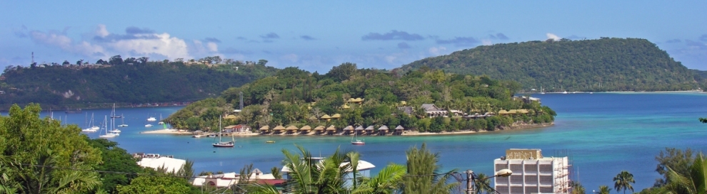 Port Vila, Vanuatu, from the War Memorial, 1 June 2006 (Phillip Capper)  [flickr.com]  CC BY 
Infos zur Lizenz unter 'Bildquellennachweis'