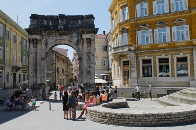 Pula - Porte d'Or (Nicolas Vollmer)  [flickr.com]  CC BY 
Infos zur Lizenz unter 'Bildquellennachweis'