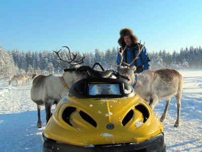 reindeer man feeding the reindeer in Lapland (Heather Sunderland)  [flickr.com]  CC BY 
Infos zur Lizenz unter 'Bildquellennachweis'