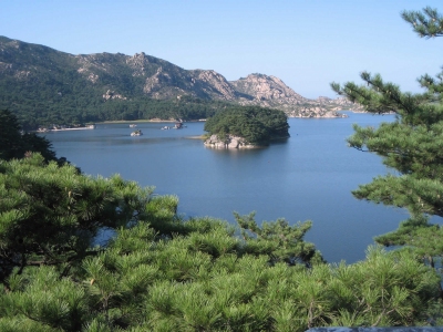 Samil Lake (David Stanley)  [flickr.com]  CC BY 
Infos zur Lizenz unter 'Bildquellennachweis'