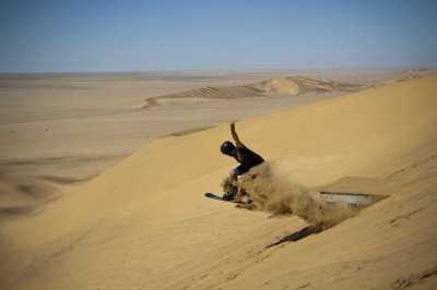 Sandboarding, Namibia (Luke Price)  [flickr.com]  CC BY 
Infos zur Lizenz unter 'Bildquellennachweis'