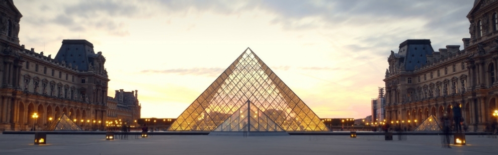 Sunset at Louvre pyramid (Gael Varoquaux)  [flickr.com]  CC BY 
Infos zur Lizenz unter 'Bildquellennachweis'