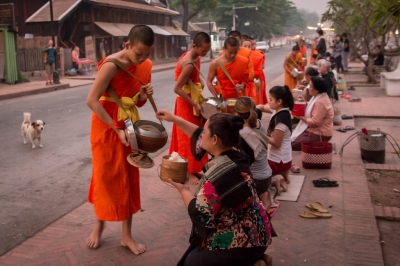 Tak bat à Luang Prabang. Laos (Thierry Leclerc)  [flickr.com]  CC BY-ND 
Infos zur Lizenz unter 'Bildquellennachweis'