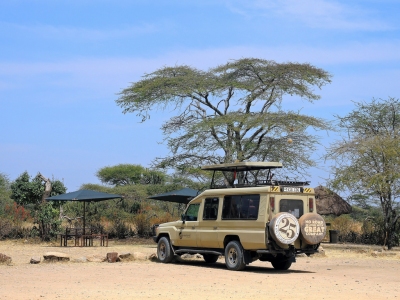 Tanzania (Serengeti National Park) Safari vehicle (Güldem Üstün)  [flickr.com]  CC BY 
Infos zur Lizenz unter 'Bildquellennachweis'