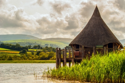 The Crannog on Llangorse Lake (Phil Dolby)  [flickr.com]  CC BY 
Infos zur Lizenz unter 'Bildquellennachweis'