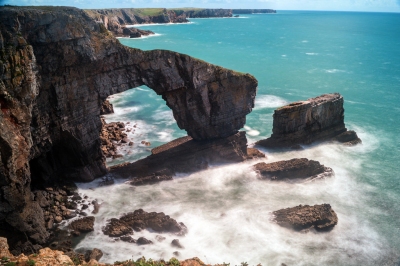 The Green Bridge of Wales (Phil Dolby)  [flickr.com]  CC BY 
Infos zur Lizenz unter 'Bildquellennachweis'