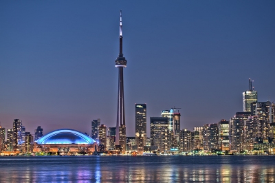 Toronto night skyline CN Tower downtown skyscrapers sunset Canad (Larry Koester)  [flickr.com]  CC BY 
Infos zur Lizenz unter 'Bildquellennachweis'