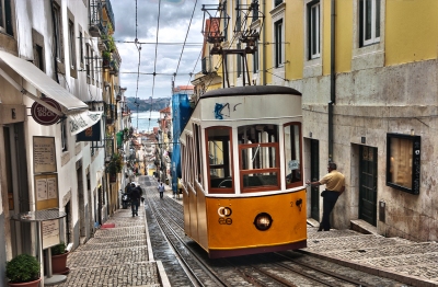 Uphill Lisboa (Yellow Tram) (Ann Wuyts)  [flickr.com]  CC BY 
Infos zur Lizenz unter 'Bildquellennachweis'