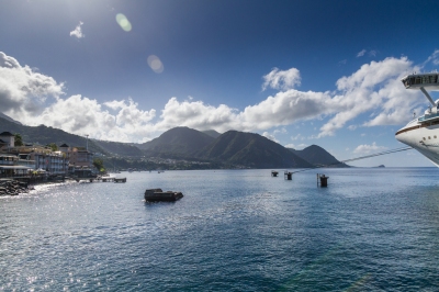 View from  the dock of Emerald Princess in Dominica (Chris Favero)  [flickr.com]  CC BY-SA 
Infos zur Lizenz unter 'Bildquellennachweis'