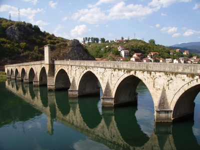 Visegrad_Drina_Bridge_1 (Julijan Ny?a)  [flickr.com]  CC BY 
Infos zur Lizenz unter 'Bildquellennachweis'
