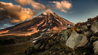 Volcano Koryaksky (Kamchatka) at Sunrise (kuhnmi)  [flickr.com]  CC BY 
Infos zur Lizenz unter 'Bildquellennachweis'