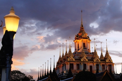 Wat Ratchanadda by sunset, Bangkok, Thailand (Bram van de Sande)  [flickr.com]  CC BY-SA 
Infos zur Lizenz unter 'Bildquellennachweis'